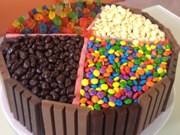 Na quinta (11), véspera do Dia das Crianças, Edu preparou um bolo bem colorido para homenageá-las. Clique aqui e veja a receita